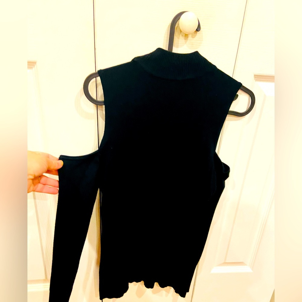 Cache cold shoulder sweater